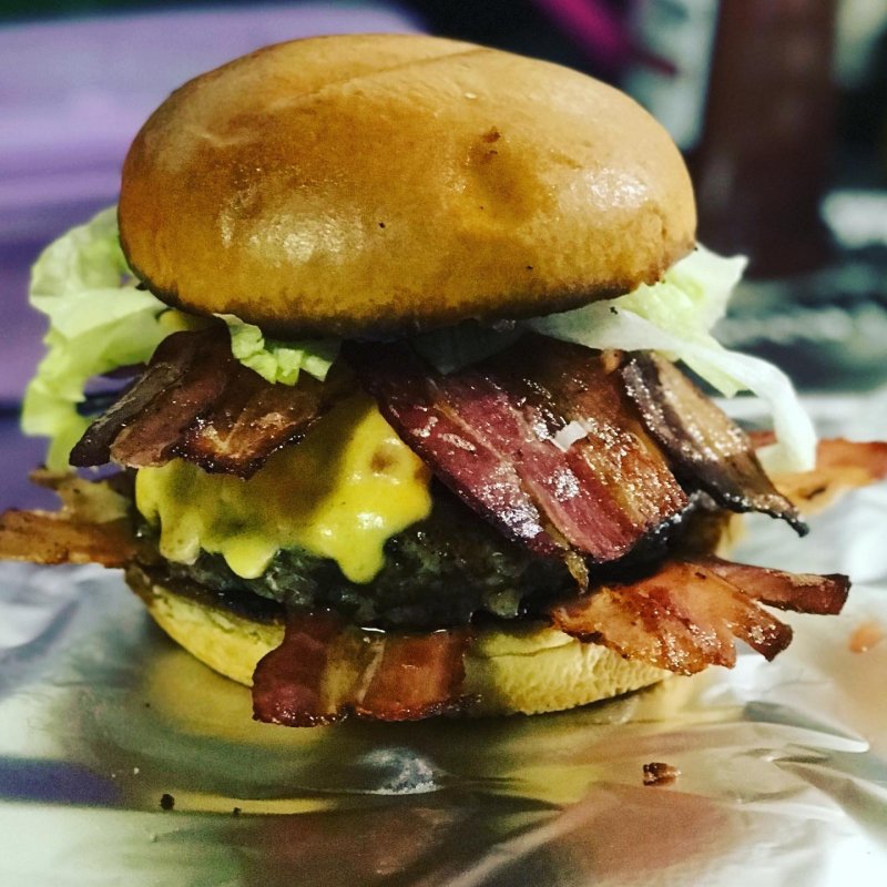 Trabalho de Estrela do xerife Burger e churrasco